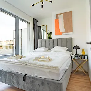 https://central-apartment-budapest-roof-terrace-ac-indoor-parking.inbudapesthotels.com